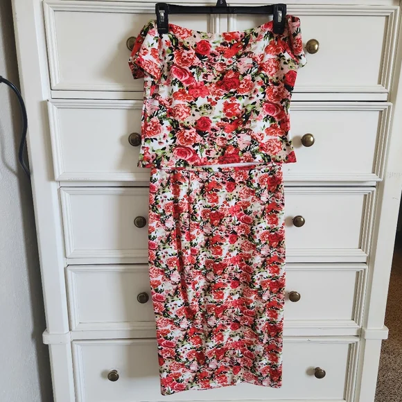 Gianni Bini Cropped Red Floral Off Shoulder Top - Picture 9 of 9